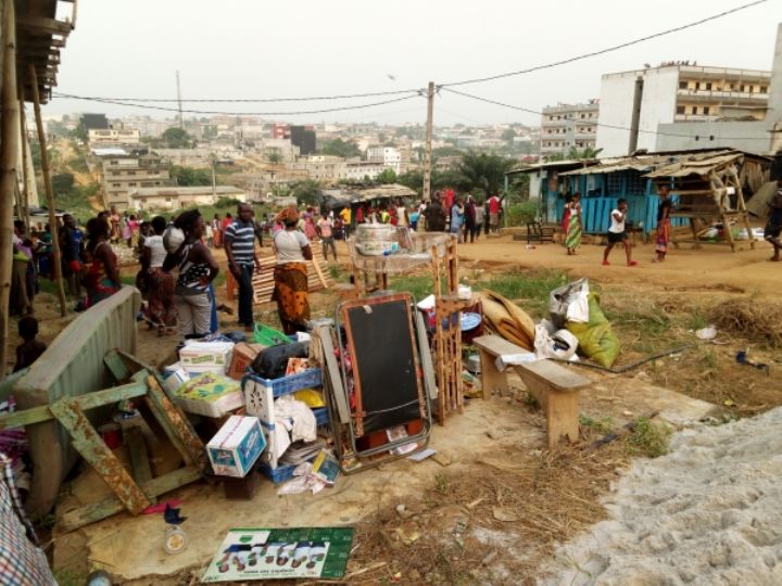 Plateau Dokui - Olympe : Plusieurs habitations en bois parties en fumée